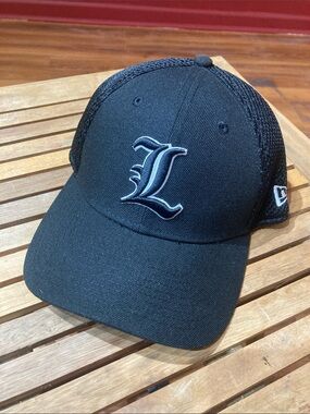 New Era Louisville Cardinals “the VILLE” Small /med  Black/WhiteMesh 39THIRTY